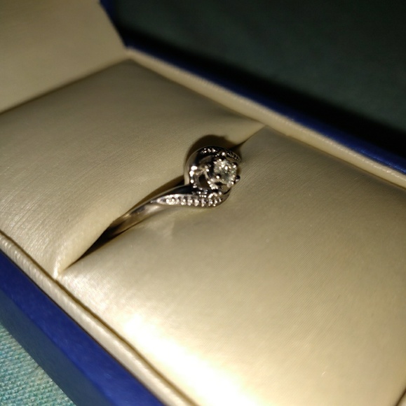 Harry Ritchie's - Promise ring. - Picture 3 of 5